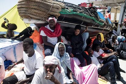 Migrantes rescatados en el Mediterráneo, a bordo del 'Aquarius' el pasado 10 de junio.