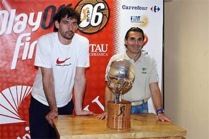 Jorge Grabajosa y Sergio Scariolo, jugador y entrenador de Unicaja, posan ante el título de campeón de ACB  pocas horas antes de que empiece la final ante el Tau.