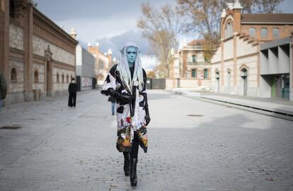 Onyx, paseando por una de las calles interiores de Matadero.