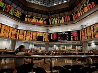 Un inversor observa los paneles en la Bolsa de Kuala Lumpur, Malasia. EFE/Archivo