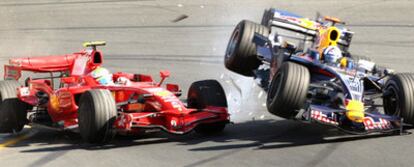 Felipe Massa se estrella contra el coche de David Coulthard.