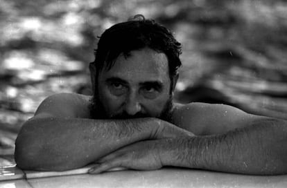 Fidel se da un baño en una piscina en Rumania, el 28 de Mayo de 1972.