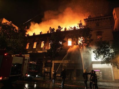 Las llamas invaden el edificio del cine Attikon en el centro de Atenas.