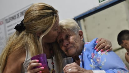 Lourdes, de 43 anos, e sua mãe biológica, Nélida Soria, de 82, se beijam após seu reencontro, na província de Entre Ríos. Elas passaram quatro décadas separadas e se reencontraram graças a uma abertura parcial do Banco Nacional de Dados Genéticos.