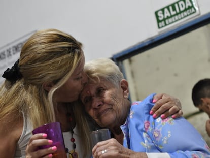 Lourdes, de 43 anos, e sua mãe biológica, Nélida Soria, de 82, se beijam após seu reencontro, na província de Entre Ríos. Elas passaram quatro décadas separadas e se reencontraram graças a uma abertura parcial do Banco Nacional de Dados Genéticos.