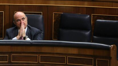 El ministro de Econom&iacute;a, Luis de Guindos, en el Congreso.