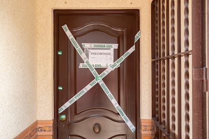 Imagen de la entrada a la vivienda situada en la calle Benamahoma de Chipiona (Cádiz), en la que la Guardia Civil investiga el homicidio de una mujer de 63 años.