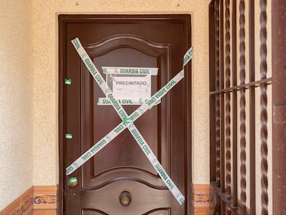 Imagen de la entrada a la vivienda situada en la calle Benamahoma de Chipiona (Cádiz), en la que la Guardia Civil investiga el homicidio de una mujer de 63 años.