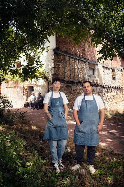 Los cocineros Olga García y Alex Paz en una de las calles del pueblo Huerta del Marquesado, en la serranía de Cuenca, donde dirigen el restaurante Fuentelgato.