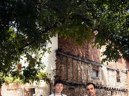 Los cocineros Olga García y Alex Paz en una de las calles del pueblo Huerta del Marquesado, en la serranía de Cuenca, donde dirigen el restaurante Fuentelgato.