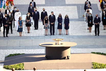 La princesa de Asturias, Felipe VI, la reina Letizia y la infanta Sofía, ante el pebetero instalado para el homenaje de Estado a las víctimas de la pandemia de la covid-19.