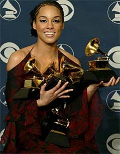 Alicia Keys posa con los cinco <b></b><i>grammys</i> que logró el jueves.