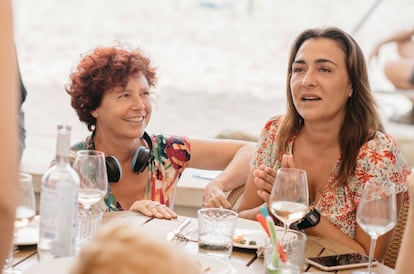 Icíar Bollaín, en el rodaje de 'La boda de Rosa', junto a Candela Peña.