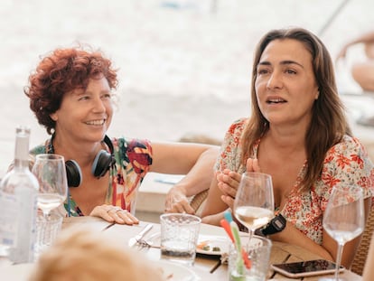 Icíar Bollaín, en el rodaje de 'La boda de Rosa', junto a Candela Peña.