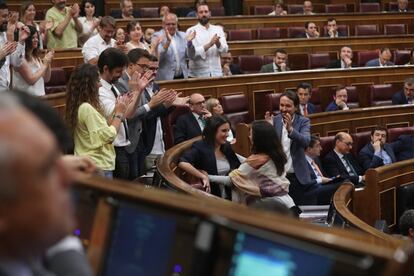 Los diputados de Unidos Podemos aplauden a la portavoz del partido Irene Montero al finalizar su discurso.