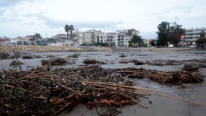 Estado de la playa de Cambrils, en la riera de Riudecanyas, este miércoles.