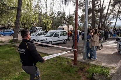 Un miembro de seguridad de la Complutense precinta una zona de la facultad de Derecho.