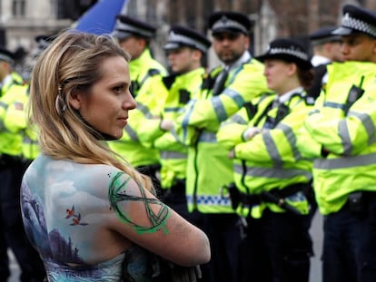 Una activista se enfrenta a la policía este martes en Londres, en los alrededores del Parlamento