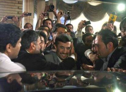 Mahmud Ahmadineyad deja los estudios del canal público IRIB en Teherán tras el debate.