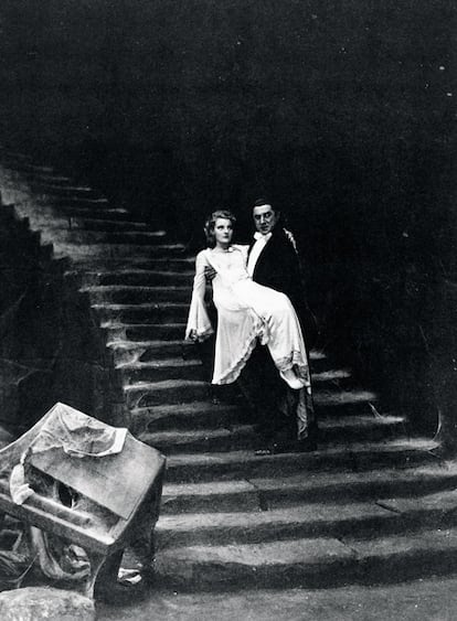 El actor Bela Lugosi con Helen Chandler en el "Dráculo" de 1931; Lugosi interpretó varias veces al personaje (Fotografía Álbum).