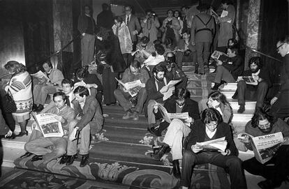 En el emblemático hotel también se han vivido momentos históricos. Un ejemplo es el golpe de Estado del 23-F. En la imagen, periodistas de diversos medios fotografiados en las escaleras del Palace, frente al Congreso de los Diputados, leyendo una de las siete ediciones del EL PAÍS durante la noche del golpe.