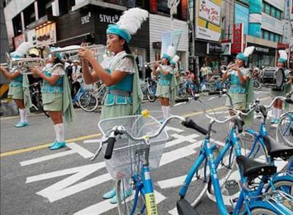 Una banda desfila en una calle de Seúl (Corea del Sur) durante el Día Sin Coches