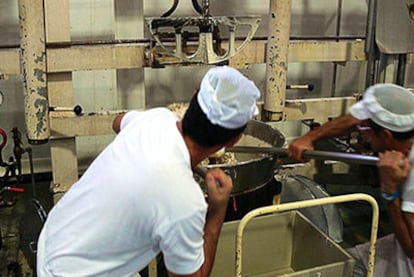 Dos trabajadores en una fábrica de turrón de Xixona, en una imagen de archivo.