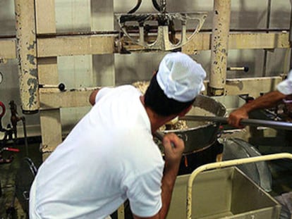 Dos trabajadores en una fábrica de turrón de Xixona, en una imagen de archivo.