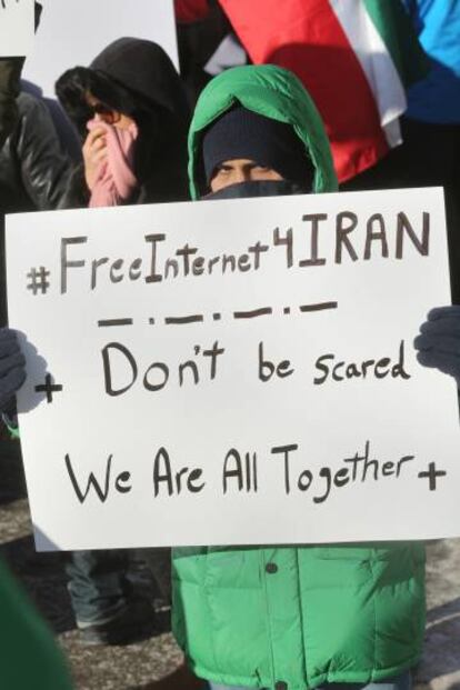 Protesta en Toronto (Canadá) en solidaridad con los manifestantes antigubernamentales en Irán.