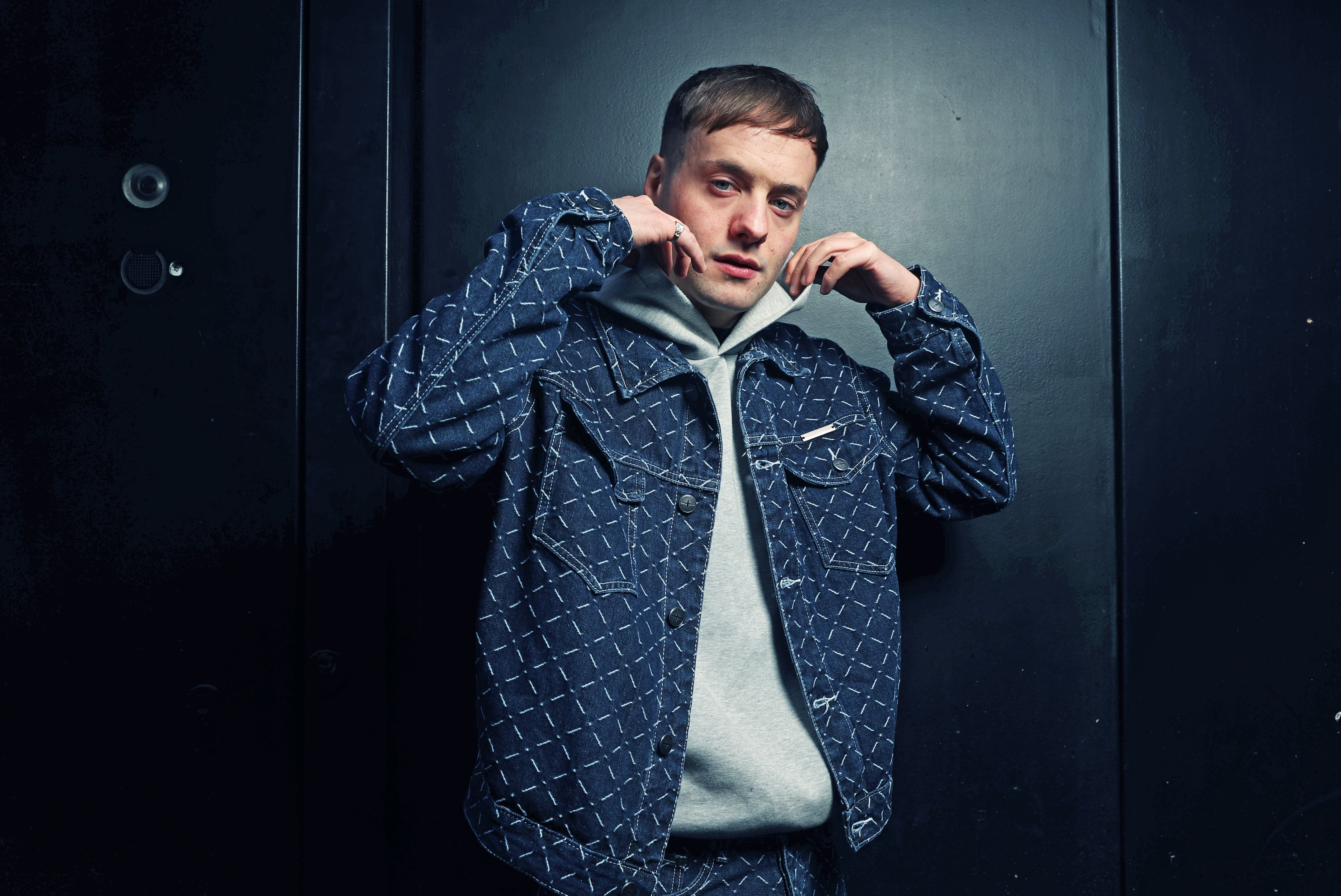 “Ahora en la sierra das una patada y te salen mil raperos”, dice Grecas, criado en Collado-Villalba, en la sierra de Guadarrama.