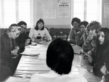 Jean-Pierre Barou, con gafas, con Simone de Beauvoir a su derecha, en 1973.