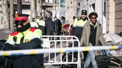 Desalojadas dos naves del Poblenou que acogían a recogedores de chatarra.