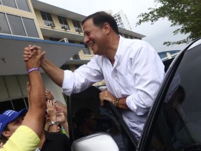 El candidato oposutor Juan Carlos Varela saluda a sus simpatizantes