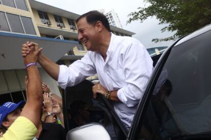 El candidato oposutor Juan Carlos Varela saluda a sus simpatizantes