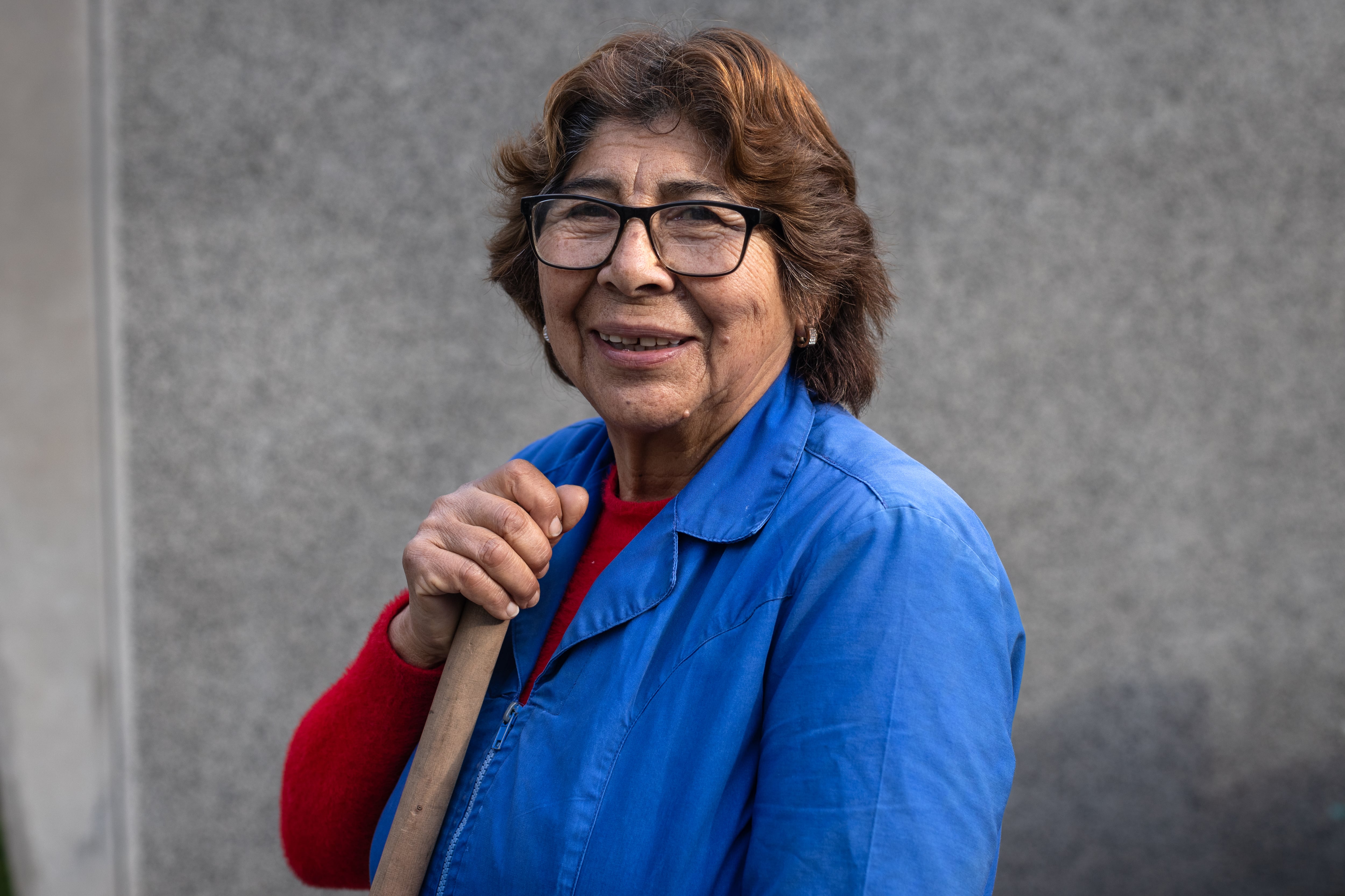 Ana Muñoz, cuidadora de un conjunto de tumbas en el Cementerio General.