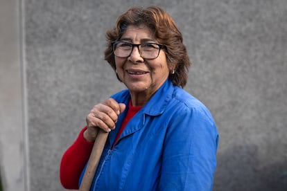 Ana Muñoz, cuidadora de un conjunto de tumbas en el Cementerio General