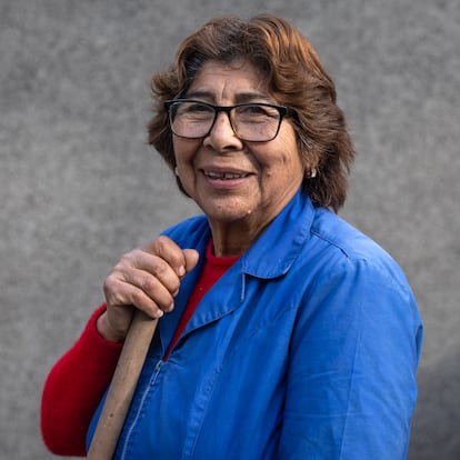 Ana Muñoz, cuidadora de un conjunto de tumbas en el Cementerio General