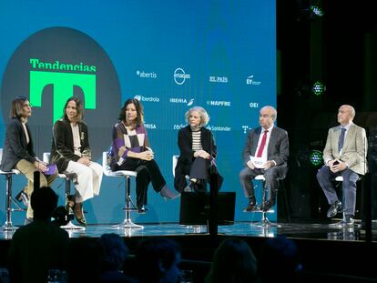 Desde la izquierda: la periodista de EL PAÍS, Ana Torres, charla con Anna Bajo Sanjuán, responsable global de Impacto Social de Santander Universidades; Mar España Martí, directora de la Agencia Española de Protección de Datos (AEPD); María Acaso, jefa del área de Educación del Museo Reina Sofía; Mariano Jabonero, secretario general de la OEI, y Santiago Íñiguez, presidente de IE University.