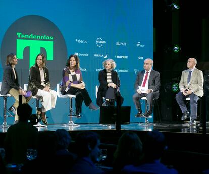 Desde la izquierda: la periodista de EL PAÍS, Ana Torres, charla con Anna Bajo Sanjuán, responsable global de Impacto Social de Santander Universidades; Mar España Martí, directora de la Agencia Española de Protección de Datos (AEPD); María Acaso, jefa del área de Educación del Museo Reina Sofía; Mariano Jabonero, secretario general de la OEI, y Santiago Íñiguez, presidente de IE University.