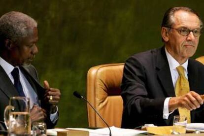 El presidente de la 60º Asamblea General de Naciones Unidas, Jan Eliasson (derecha), junto a Kofi Annan, ayer en Nueva York.