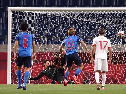 Ritsu Doan anota de penalti frente a Guillermo Ochoa.