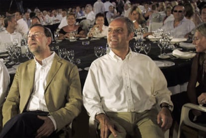 Rajoy y Camps, durante un acto del PP en la plaza de toros de Valencia, en 2009.
