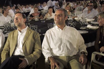 Rajoy y Camps, durante un acto del PP en la plaza de toros de Valencia, en 2009.