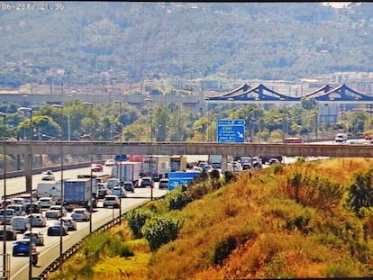 Colas en Cornellà de Llobregat, este miércoles por la tarde.