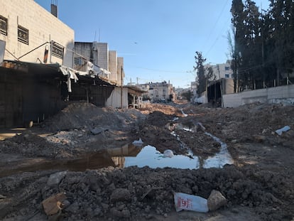 Avenida principal de acceso al campamento de refugiados de Tulkarem, destrozada por los bulldozers israelíes, el 27 de febrero de 2025.