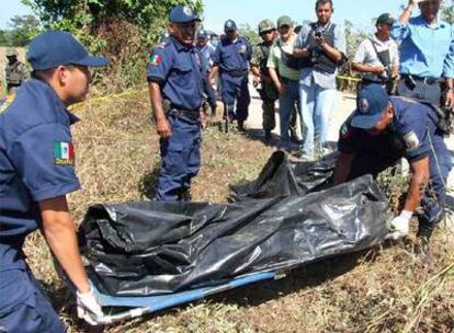 Las autoridades mexicanas recogen varios de los ocho cuerpos hallados en Chiapas