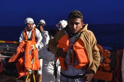 Un hombre mira a cámara tras ser rescatado por miembros de la ONG maltesa MOAS a bordo del Topaz Responder. 
