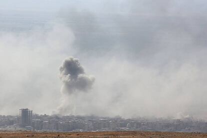 Columnas de humo sobre la ciudad rebelde de Duma, bombardeada por el régimen sirio.