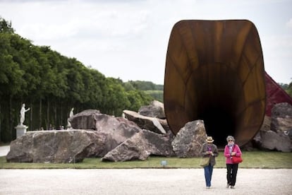 Varias personas observan la obra Dirty Corner&quot; (Sucia esquina), del escultor angloindio Anish Kapoor en el palacio de Versalles