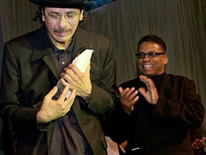 El músico Carlos Santana con un galardón en las manos